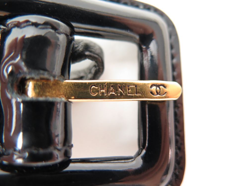 Lot - CHANEL, Pochette ceinture en cuir vernis matelassé noir Garniture en  métal doré Taille de la ceinture 85 L'intérieur en agneau noir