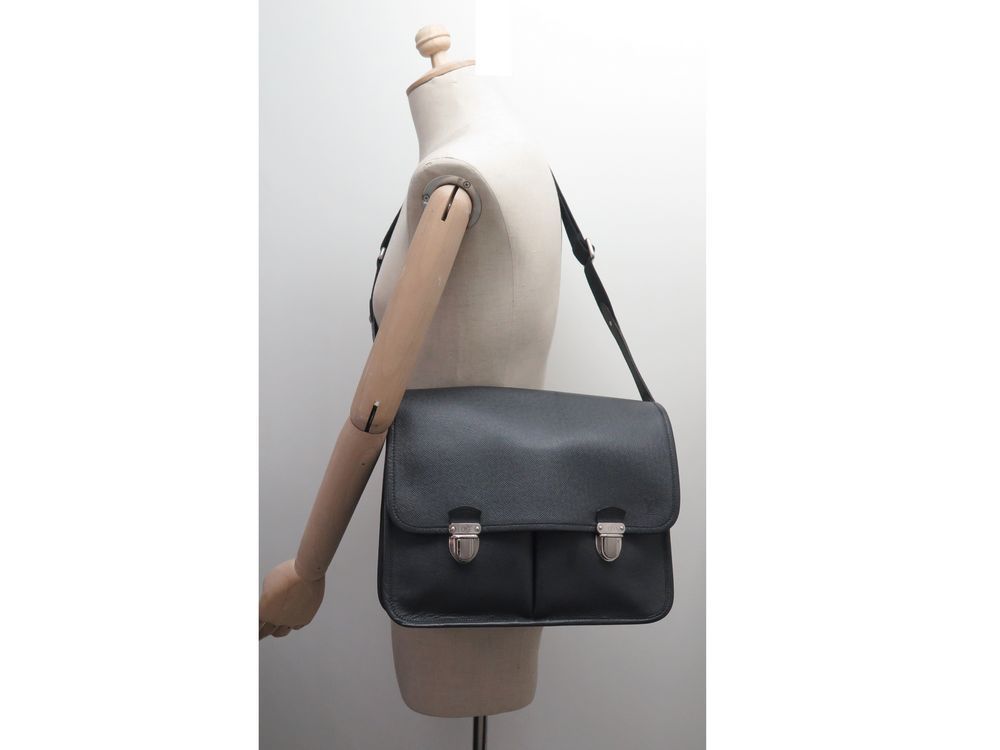 sacoche louis vuitton alexei messenger en cuir taiga