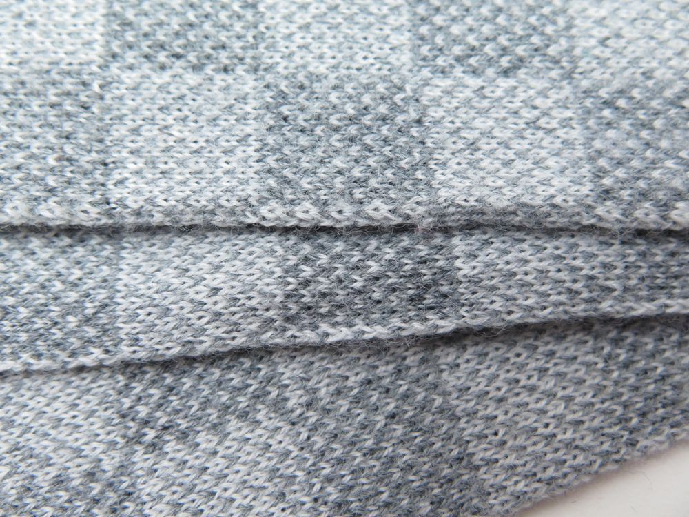LOUIS VUITTON Echarpe en laine grise et noire avec écus…
