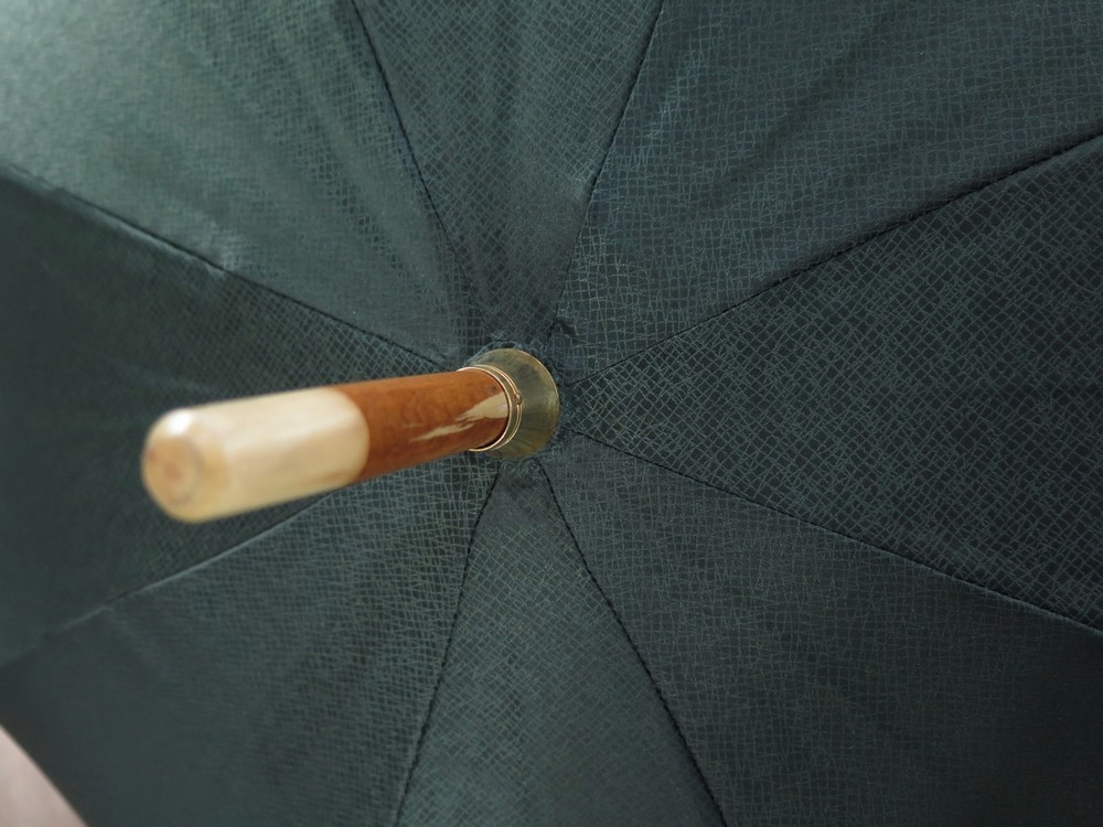 LOUIS VUITTON. Parapluie pliant en toile - Lot 195 - Goxe