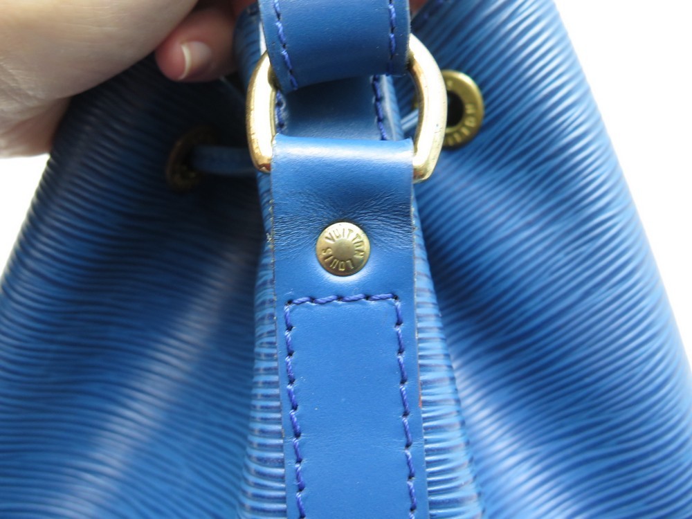 Une sacoche Louis VUITTON en cuir grainé et tissu bleu …