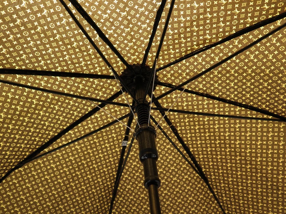 Louis VUITTON : Parapluie en toile Monogram, poignée en résine