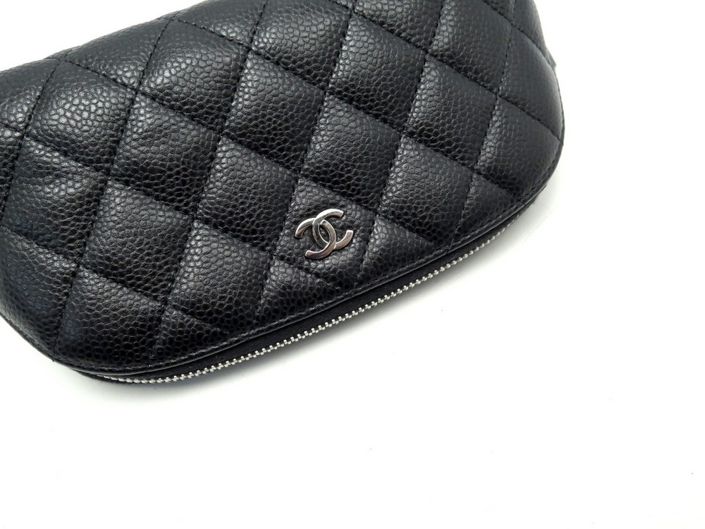 sac pochette chanel trousse en cuir matelasse