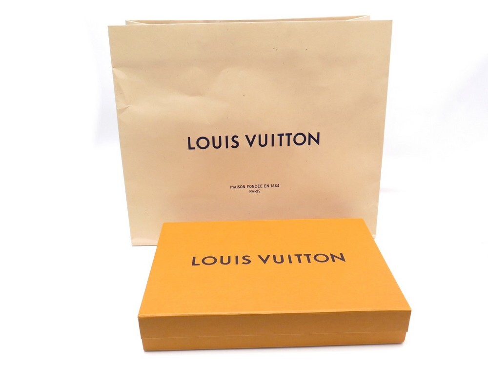 Shop Louis Vuitton Cardiff scarf (M70484, M70482) by トモポエム