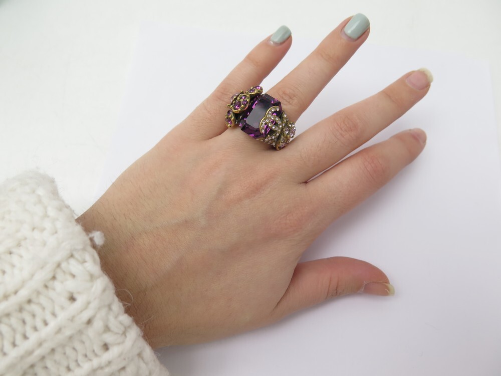 bague chanel fleur et logo cc strass violet 53 en