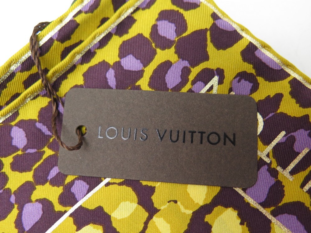 Louis Vuitton, foulard carré à motifs polychromes en pur…