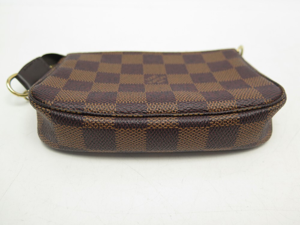 Pochette clé Louis Vuitton : petit accessoire de maroquinerie de luxe