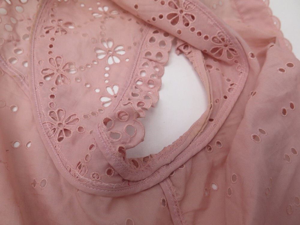 Lot - LOUIS VUITTON ENSEMBLE en broderie anglaise rose : VESTE et