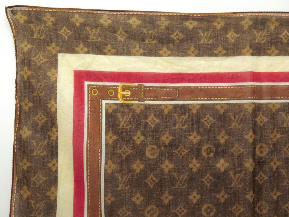 Lot - LOUIS VUITTON Foulard triangulaire en coton imprimé figurant