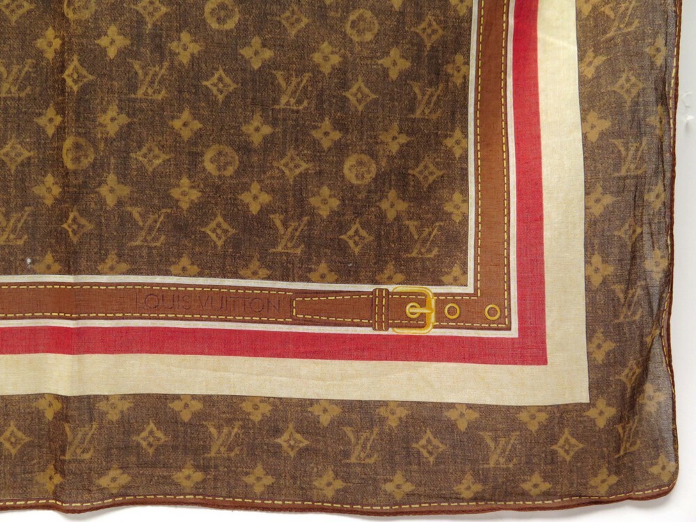 Lot - LOUIS VUITTON Foulard triangulaire en coton imprimé figurant