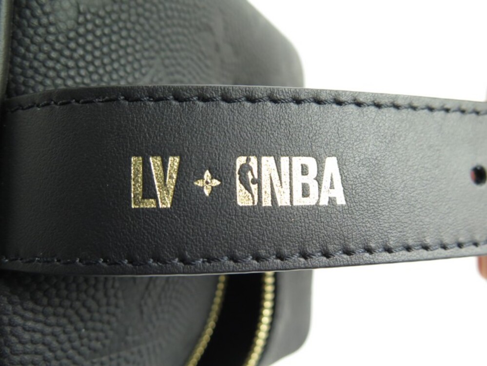 Sac dopp kit cloakroom en cuir Louis Vuitton X NBA Noir en Cuir